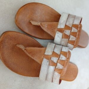 Bed|Stu Yoli Tan Distressed Leather Thong Sandals, size  8